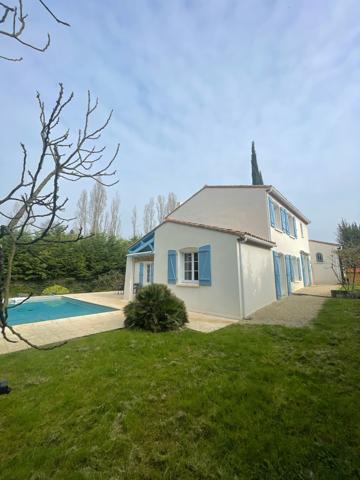 Superbe maison d’architecte avec jardin arboré et piscine