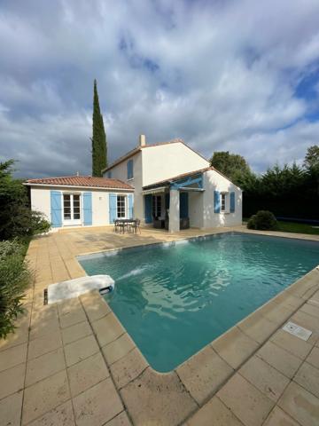 Superbe maison d’architecte avec jardin arboré et piscine