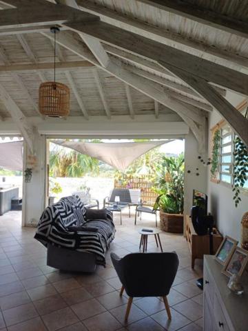 Penthouse d'Exception aux Trois-Îlets : 126 m², 47 m² de terrasse, garage et cave inclus
