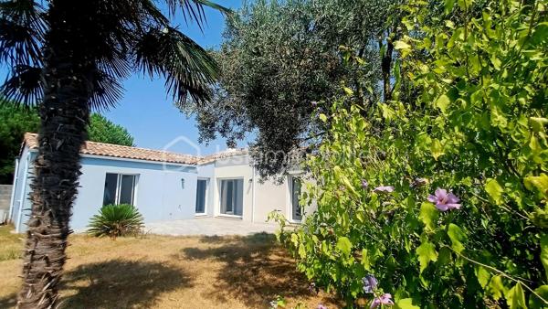 Située à Saint Mathurin, dans un secteur calme et recherché, découvrez cette agréable maison individuelle non mitoyenne implantée sur un terrain paysagé de 500m2 environ.
Cette maison offre un cadre de vie paisible avec des extérieurs soigneusement aménagés avec une belle et spacieuse terrasse.
L'intérieur se compose d'une lumineuse pièce de vie conviviale avec une cuisine ouverte entièrement équipée et aménagée.
L'espace nuit est parfaitement agencé. Vous bénéficierez d'une suite parentale avec une grande baie vitrée ouvrant sur le jardin, d'un dressing et d'une salle d'eau privative avec une douche. 
Un second espace nuit propose trois chambres confortables avec des placards intégrés ainsi qu'une salle de bain équipée d'une baignoire, idéale pour une famille.
Un garage et un espace buanderie complètent l'ensemble.
Une maison fonctionnelle et lumineuse offrant un cadre de vie privilégié dans un environnement serein. A découvrir sans tarder!