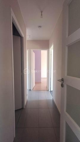 Située à Saint Mathurin, dans un secteur calme et recherché, découvrez cette agréable maison individuelle non mitoyenne implantée sur un terrain paysagé de 500m2 environ.
Cette maison offre un cadre de vie paisible avec des extérieurs soigneusement aménagés avec une belle et spacieuse terrasse.
L'intérieur se compose d'une lumineuse pièce de vie conviviale avec une cuisine ouverte entièrement équipée et aménagée.
L'espace nuit est parfaitement agencé. Vous bénéficierez d'une suite parentale avec une grande baie vitrée ouvrant sur le jardin, d'un dressing et d'une salle d'eau privative avec une douche. 
Un second espace nuit propose trois chambres confortables avec des placards intégrés ainsi qu'une salle de bain équipée d'une baignoire, idéale pour une famille.
Un garage et un espace buanderie complètent l'ensemble.
Une maison fonctionnelle et lumineuse offrant un cadre de vie privilégié dans un environnement serein. A découvrir sans tarder!