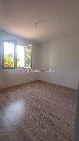 Située à Saint Mathurin, dans un secteur calme et recherché, découvrez cette agréable maison individuelle non mitoyenne implantée sur un terrain paysagé de 500m2 environ.
Cette maison offre un cadre de vie paisible avec des extérieurs soigneusement aménagés avec une belle et spacieuse terrasse.
L'intérieur se compose d'une lumineuse pièce de vie conviviale avec une cuisine ouverte entièrement équipée et aménagée.
L'espace nuit est parfaitement agencé. Vous bénéficierez d'une suite parentale avec une grande baie vitrée ouvrant sur le jardin, d'un dressing et d'une salle d'eau privative avec une douche. 
Un second espace nuit propose trois chambres confortables avec des placards intégrés ainsi qu'une salle de bain équipée d'une baignoire, idéale pour une famille.
Un garage et un espace buanderie complètent l'ensemble.
Une maison fonctionnelle et lumineuse offrant un cadre de vie privilégié dans un environnement serein. A découvrir sans tarder!