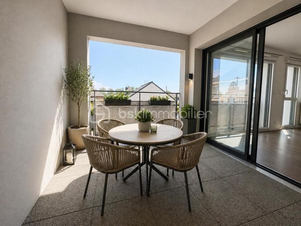 Nouvelle Opportunité à Noyal-sur-Vilaine en plein centre ville

Découvrez ce spacieux appartement T3 de 64 m², idéalement situé au premier étage d'une petite copropriété récente avec ascenseur.

Points forts :

Espace de vie lumineux avec une cuisine aménagée et équipé ouverte sur le salon et le séjour.
Deux chambres confortables desservie par une entrée nuit.
Une grande salle de bain fonctionnelle et WC séparé.
Bel extérieur avec un balcon exposé sud.
Garage fermé, offrant sécurité et praticité.
Copropriété sécurisée par badge et interphone.

Emplacement privilégié :

À proximité immédiate des commerces, écoles et transports en commun.
Gare accessible en 5 minutes, parfait pour les déplacements quotidiens.

Cet appartement réunit confort, fonctionnalité et emplacement stratégique. Ne passez pas à côté de cette opportunité rare !