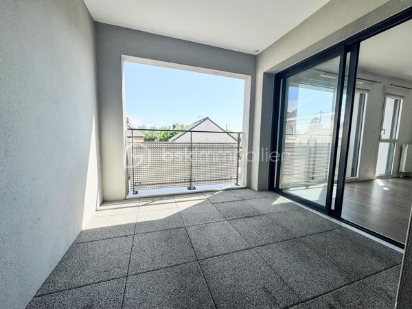 Nouvelle Opportunité à Noyal-sur-Vilaine en plein centre ville

Découvrez ce spacieux appartement T3 de 64 m², idéalement situé au premier étage d'une petite copropriété récente avec ascenseur.

Points forts :

Espace de vie lumineux avec une cuisine aménagée et équipé ouverte sur le salon et le séjour.
Deux chambres confortables desservie par une entrée nuit.
Une grande salle de bain fonctionnelle et WC séparé.
Bel extérieur avec un balcon exposé sud.
Garage fermé, offrant sécurité et praticité.
Copropriété sécurisée par badge et interphone.

Emplacement privilégié :

À proximité immédiate des commerces, écoles et transports en commun.
Gare accessible en 5 minutes, parfait pour les déplacements quotidiens.

Cet appartement réunit confort, fonctionnalité et emplacement stratégique. Ne passez pas à côté de cette opportunité rare !