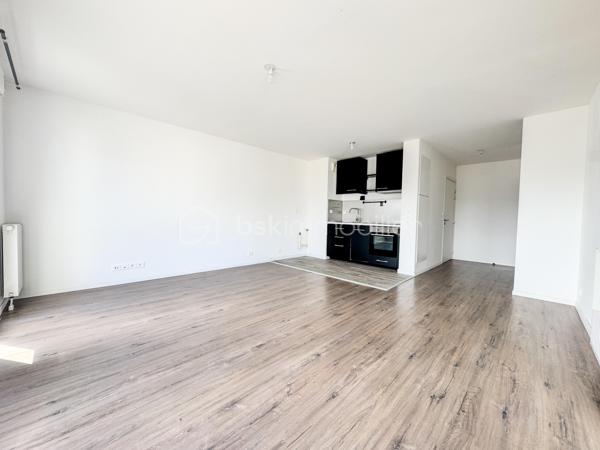 Nouvelle Opportunité à Noyal-sur-Vilaine en plein centre ville

Découvrez ce spacieux appartement T3 de 64 m², idéalement situé au premier étage d'une petite copropriété récente avec ascenseur.

Points forts :

Espace de vie lumineux avec une cuisine aménagée et équipé ouverte sur le salon et le séjour.
Deux chambres confortables desservie par une entrée nuit.
Une grande salle de bain fonctionnelle et WC séparé.
Bel extérieur avec un balcon exposé sud.
Garage fermé, offrant sécurité et praticité.
Copropriété sécurisée par badge et interphone.

Emplacement privilégié :

À proximité immédiate des commerces, écoles et transports en commun.
Gare accessible en 5 minutes, parfait pour les déplacements quotidiens.

Cet appartement réunit confort, fonctionnalité et emplacement stratégique. Ne passez pas à côté de cette opportunité rare !