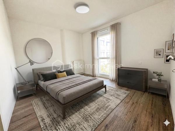 Nouvelle Opportunité à Noyal-sur-Vilaine en plein centre ville

Découvrez ce spacieux appartement T3 de 64 m², idéalement situé au premier étage d'une petite copropriété récente avec ascenseur.

Points forts :

Espace de vie lumineux avec une cuisine aménagée et équipé ouverte sur le salon et le séjour.
Deux chambres confortables desservie par une entrée nuit.
Une grande salle de bain fonctionnelle et WC séparé.
Bel extérieur avec un balcon exposé sud.
Garage fermé, offrant sécurité et praticité.
Copropriété sécurisée par badge et interphone.

Emplacement privilégié :

À proximité immédiate des commerces, écoles et transports en commun.
Gare accessible en 5 minutes, parfait pour les déplacements quotidiens.

Cet appartement réunit confort, fonctionnalité et emplacement stratégique. Ne passez pas à côté de cette opportunité rare !