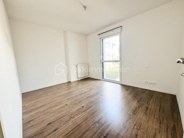 Nouvelle Opportunité à Noyal-sur-Vilaine en plein centre ville

Découvrez ce spacieux appartement T3 de 64 m², idéalement situé au premier étage d'une petite copropriété récente avec ascenseur.

Points forts :

Espace de vie lumineux avec une cuisine aménagée et équipé ouverte sur le salon et le séjour.
Deux chambres confortables desservie par une entrée nuit.
Une grande salle de bain fonctionnelle et WC séparé.
Bel extérieur avec un balcon exposé sud.
Garage fermé, offrant sécurité et praticité.
Copropriété sécurisée par badge et interphone.

Emplacement privilégié :

À proximité immédiate des commerces, écoles et transports en commun.
Gare accessible en 5 minutes, parfait pour les déplacements quotidiens.

Cet appartement réunit confort, fonctionnalité et emplacement stratégique. Ne passez pas à côté de cette opportunité rare !