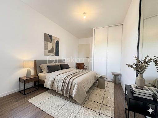 Nouvelle Opportunité à Noyal-sur-Vilaine en plein centre ville

Découvrez ce spacieux appartement T3 de 64 m², idéalement situé au premier étage d'une petite copropriété récente avec ascenseur.

Points forts :

Espace de vie lumineux avec une cuisine aménagée et équipé ouverte sur le salon et le séjour.
Deux chambres confortables desservie par une entrée nuit.
Une grande salle de bain fonctionnelle et WC séparé.
Bel extérieur avec un balcon exposé sud.
Garage fermé, offrant sécurité et praticité.
Copropriété sécurisée par badge et interphone.

Emplacement privilégié :

À proximité immédiate des commerces, écoles et transports en commun.
Gare accessible en 5 minutes, parfait pour les déplacements quotidiens.

Cet appartement réunit confort, fonctionnalité et emplacement stratégique. Ne passez pas à côté de cette opportunité rare !