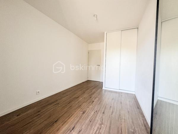 Nouvelle Opportunité à Noyal-sur-Vilaine en plein centre ville

Découvrez ce spacieux appartement T3 de 64 m², idéalement situé au premier étage d'une petite copropriété récente avec ascenseur.

Points forts :

Espace de vie lumineux avec une cuisine aménagée et équipé ouverte sur le salon et le séjour.
Deux chambres confortables desservie par une entrée nuit.
Une grande salle de bain fonctionnelle et WC séparé.
Bel extérieur avec un balcon exposé sud.
Garage fermé, offrant sécurité et praticité.
Copropriété sécurisée par badge et interphone.

Emplacement privilégié :

À proximité immédiate des commerces, écoles et transports en commun.
Gare accessible en 5 minutes, parfait pour les déplacements quotidiens.

Cet appartement réunit confort, fonctionnalité et emplacement stratégique. Ne passez pas à côté de cette opportunité rare !