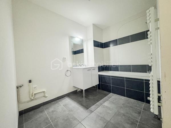 Nouvelle Opportunité à Noyal-sur-Vilaine en plein centre ville

Découvrez ce spacieux appartement T3 de 64 m², idéalement situé au premier étage d'une petite copropriété récente avec ascenseur.

Points forts :

Espace de vie lumineux avec une cuisine aménagée et équipé ouverte sur le salon et le séjour.
Deux chambres confortables desservie par une entrée nuit.
Une grande salle de bain fonctionnelle et WC séparé.
Bel extérieur avec un balcon exposé sud.
Garage fermé, offrant sécurité et praticité.
Copropriété sécurisée par badge et interphone.

Emplacement privilégié :

À proximité immédiate des commerces, écoles et transports en commun.
Gare accessible en 5 minutes, parfait pour les déplacements quotidiens.

Cet appartement réunit confort, fonctionnalité et emplacement stratégique. Ne passez pas à côté de cette opportunité rare !