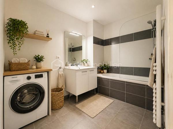 Nouvelle Opportunité à Noyal-sur-Vilaine en plein centre ville

Découvrez ce spacieux appartement T3 de 64 m², idéalement situé au premier étage d'une petite copropriété récente avec ascenseur.

Points forts :

Espace de vie lumineux avec une cuisine aménagée et équipé ouverte sur le salon et le séjour.
Deux chambres confortables desservie par une entrée nuit.
Une grande salle de bain fonctionnelle et WC séparé.
Bel extérieur avec un balcon exposé sud.
Garage fermé, offrant sécurité et praticité.
Copropriété sécurisée par badge et interphone.

Emplacement privilégié :

À proximité immédiate des commerces, écoles et transports en commun.
Gare accessible en 5 minutes, parfait pour les déplacements quotidiens.

Cet appartement réunit confort, fonctionnalité et emplacement stratégique. Ne passez pas à côté de cette opportunité rare !