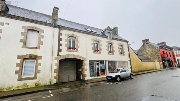 Local commercial à louer à Pluméliau-Bieuzy dans le Morbihan (56930), ref :   
centre ville