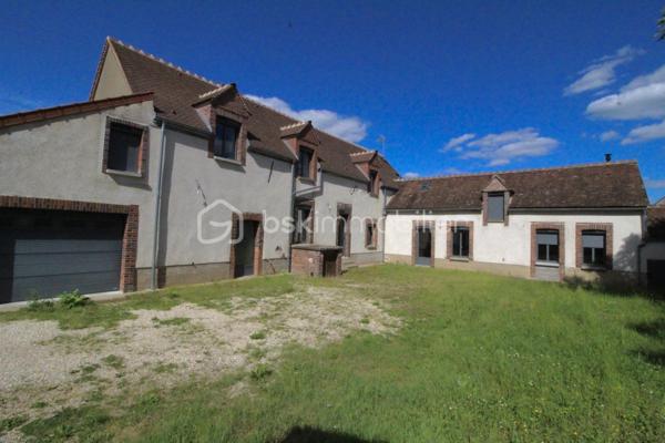 Entre Sens et Villeneuve sur Yonne , je vous invite à découvrir cette grande et magnifique fermette, entièrement rénovée et décorée avec soin. 
Alliant le charme de l'ancien et le confort d'une rénovation moderne, cette propriété offre des prestations de qualité dans un environnement paisible.

Le rez-de-chaussée s'ouvre sur une entrée fonctionnelle équipée de placards, menant à une pièce de vie lumineuse et conviviale. Vous y trouverez une cuisine entièrement aménagée et équipée, ouverte sur un salon-séjour chaleureux agrémenté d'un poêle à granulés récent. Ce niveau propose également une vie de plain-pied avec une chambre confortable, une salle d’eau moderne dotée d'une douche à l'italienne et un WC indépendant. Une grande buanderie ainsi qu'un vaste garage attenant complètent cet étage.

L'étage est dédié à l'espace nuit et à la détente. Un palier dessert trois belles chambres, toutes équipées de placards intégrés, ainsi qu'une seconde salle d'eau avec cabine de douche. Un espace de repos intimiste et une mezzanine avec rangements viennent parfaire ce niveau, offrant des volumes généreux et une atmosphère sereine.

À l'extérieur, le terrain plat et clos se divise en deux parcelles distinctes :
La première, située à l'avant, accueille un second garage indépendant ainsi qu'un portail motorisé pour un accès sécurisé et facilité. La seconde parcelle, située à l'arrière de la maison, offre un espace de verdure idéal pour vos moments de détente en toute intimité.

Ce bien rare où il ne reste qu'à poser vos valises, saura vous séduire par son authenticité et ses finitions soignées.

Pour obtenir davantage de renseignements ou pour organiser une visite, n'hésitez pas à me contacter.