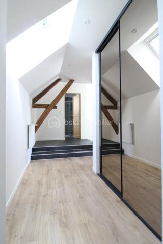 Entre Sens et Villeneuve sur Yonne , je vous invite à découvrir cette grande et magnifique fermette, entièrement rénovée et décorée avec soin. 
Alliant le charme de l'ancien et le confort d'une rénovation moderne, cette propriété offre des prestations de qualité dans un environnement paisible.

Le rez-de-chaussée s'ouvre sur une entrée fonctionnelle équipée de placards, menant à une pièce de vie lumineuse et conviviale. Vous y trouverez une cuisine entièrement aménagée et équipée, ouverte sur un salon-séjour chaleureux agrémenté d'un poêle à granulés récent. Ce niveau propose également une vie de plain-pied avec une chambre confortable, une salle d’eau moderne dotée d'une douche à l'italienne et un WC indépendant. Une grande buanderie ainsi qu'un vaste garage attenant complètent cet étage.

L'étage est dédié à l'espace nuit et à la détente. Un palier dessert trois belles chambres, toutes équipées de placards intégrés, ainsi qu'une seconde salle d'eau avec cabine de douche. Un espace de repos intimiste et une mezzanine avec rangements viennent parfaire ce niveau, offrant des volumes généreux et une atmosphère sereine.

À l'extérieur, le terrain plat et clos se divise en deux parcelles distinctes :
La première, située à l'avant, accueille un second garage indépendant ainsi qu'un portail motorisé pour un accès sécurisé et facilité. La seconde parcelle, située à l'arrière de la maison, offre un espace de verdure idéal pour vos moments de détente en toute intimité.

Ce bien rare où il ne reste qu'à poser vos valises, saura vous séduire par son authenticité et ses finitions soignées.

Pour obtenir davantage de renseignements ou pour organiser une visite, n'hésitez pas à me contacter.
