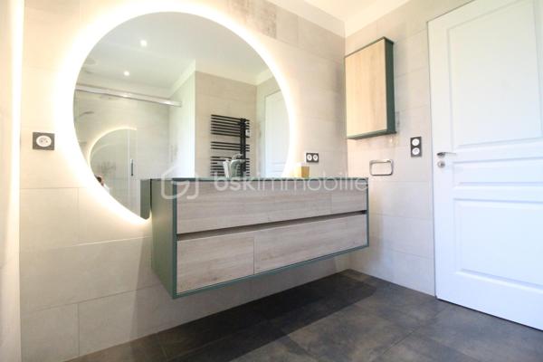 Entre Sens et Villeneuve sur Yonne , je vous invite à découvrir cette grande et magnifique fermette, entièrement rénovée et décorée avec soin. 
Alliant le charme de l'ancien et le confort d'une rénovation moderne, cette propriété offre des prestations de qualité dans un environnement paisible.

Le rez-de-chaussée s'ouvre sur une entrée fonctionnelle équipée de placards, menant à une pièce de vie lumineuse et conviviale. Vous y trouverez une cuisine entièrement aménagée et équipée, ouverte sur un salon-séjour chaleureux agrémenté d'un poêle à granulés récent. Ce niveau propose également une vie de plain-pied avec une chambre confortable, une salle d’eau moderne dotée d'une douche à l'italienne et un WC indépendant. Une grande buanderie ainsi qu'un vaste garage attenant complètent cet étage.

L'étage est dédié à l'espace nuit et à la détente. Un palier dessert trois belles chambres, toutes équipées de placards intégrés, ainsi qu'une seconde salle d'eau avec cabine de douche. Un espace de repos intimiste et une mezzanine avec rangements viennent parfaire ce niveau, offrant des volumes généreux et une atmosphère sereine.

À l'extérieur, le terrain plat et clos se divise en deux parcelles distinctes :
La première, située à l'avant, accueille un second garage indépendant ainsi qu'un portail motorisé pour un accès sécurisé et facilité. La seconde parcelle, située à l'arrière de la maison, offre un espace de verdure idéal pour vos moments de détente en toute intimité.

Ce bien rare où il ne reste qu'à poser vos valises, saura vous séduire par son authenticité et ses finitions soignées.

Pour obtenir davantage de renseignements ou pour organiser une visite, n'hésitez pas à me contacter.