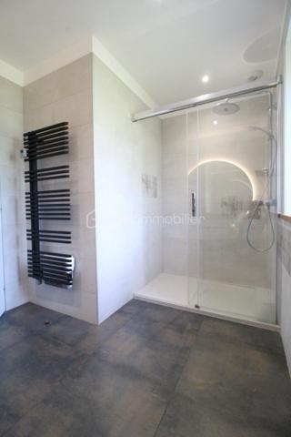 Entre Sens et Villeneuve sur Yonne , je vous invite à découvrir cette grande et magnifique fermette, entièrement rénovée et décorée avec soin. 
Alliant le charme de l'ancien et le confort d'une rénovation moderne, cette propriété offre des prestations de qualité dans un environnement paisible.

Le rez-de-chaussée s'ouvre sur une entrée fonctionnelle équipée de placards, menant à une pièce de vie lumineuse et conviviale. Vous y trouverez une cuisine entièrement aménagée et équipée, ouverte sur un salon-séjour chaleureux agrémenté d'un poêle à granulés récent. Ce niveau propose également une vie de plain-pied avec une chambre confortable, une salle d’eau moderne dotée d'une douche à l'italienne et un WC indépendant. Une grande buanderie ainsi qu'un vaste garage attenant complètent cet étage.

L'étage est dédié à l'espace nuit et à la détente. Un palier dessert trois belles chambres, toutes équipées de placards intégrés, ainsi qu'une seconde salle d'eau avec cabine de douche. Un espace de repos intimiste et une mezzanine avec rangements viennent parfaire ce niveau, offrant des volumes généreux et une atmosphère sereine.

À l'extérieur, le terrain plat et clos se divise en deux parcelles distinctes :
La première, située à l'avant, accueille un second garage indépendant ainsi qu'un portail motorisé pour un accès sécurisé et facilité. La seconde parcelle, située à l'arrière de la maison, offre un espace de verdure idéal pour vos moments de détente en toute intimité.

Ce bien rare où il ne reste qu'à poser vos valises, saura vous séduire par son authenticité et ses finitions soignées.

Pour obtenir davantage de renseignements ou pour organiser une visite, n'hésitez pas à me contacter.