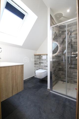 Entre Sens et Villeneuve sur Yonne , je vous invite à découvrir cette grande et magnifique fermette, entièrement rénovée et décorée avec soin. 
Alliant le charme de l'ancien et le confort d'une rénovation moderne, cette propriété offre des prestations de qualité dans un environnement paisible.

Le rez-de-chaussée s'ouvre sur une entrée fonctionnelle équipée de placards, menant à une pièce de vie lumineuse et conviviale. Vous y trouverez une cuisine entièrement aménagée et équipée, ouverte sur un salon-séjour chaleureux agrémenté d'un poêle à granulés récent. Ce niveau propose également une vie de plain-pied avec une chambre confortable, une salle d’eau moderne dotée d'une douche à l'italienne et un WC indépendant. Une grande buanderie ainsi qu'un vaste garage attenant complètent cet étage.

L'étage est dédié à l'espace nuit et à la détente. Un palier dessert trois belles chambres, toutes équipées de placards intégrés, ainsi qu'une seconde salle d'eau avec cabine de douche. Un espace de repos intimiste et une mezzanine avec rangements viennent parfaire ce niveau, offrant des volumes généreux et une atmosphère sereine.

À l'extérieur, le terrain plat et clos se divise en deux parcelles distinctes :
La première, située à l'avant, accueille un second garage indépendant ainsi qu'un portail motorisé pour un accès sécurisé et facilité. La seconde parcelle, située à l'arrière de la maison, offre un espace de verdure idéal pour vos moments de détente en toute intimité.

Ce bien rare où il ne reste qu'à poser vos valises, saura vous séduire par son authenticité et ses finitions soignées.

Pour obtenir davantage de renseignements ou pour organiser une visite, n'hésitez pas à me contacter.