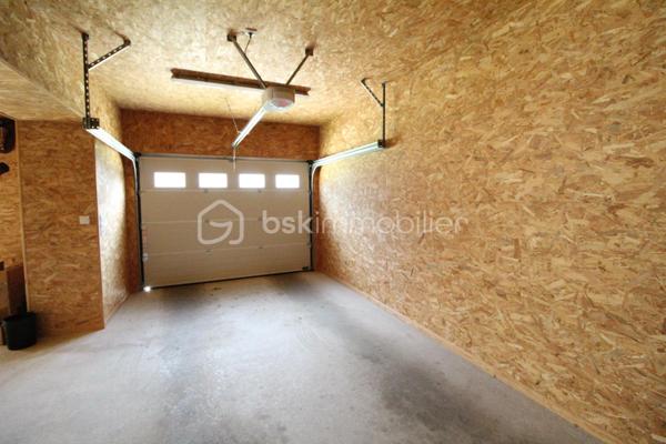 Entre Sens et Villeneuve sur Yonne , je vous invite à découvrir cette grande et magnifique fermette, entièrement rénovée et décorée avec soin. 
Alliant le charme de l'ancien et le confort d'une rénovation moderne, cette propriété offre des prestations de qualité dans un environnement paisible.

Le rez-de-chaussée s'ouvre sur une entrée fonctionnelle équipée de placards, menant à une pièce de vie lumineuse et conviviale. Vous y trouverez une cuisine entièrement aménagée et équipée, ouverte sur un salon-séjour chaleureux agrémenté d'un poêle à granulés récent. Ce niveau propose également une vie de plain-pied avec une chambre confortable, une salle d’eau moderne dotée d'une douche à l'italienne et un WC indépendant. Une grande buanderie ainsi qu'un vaste garage attenant complètent cet étage.

L'étage est dédié à l'espace nuit et à la détente. Un palier dessert trois belles chambres, toutes équipées de placards intégrés, ainsi qu'une seconde salle d'eau avec cabine de douche. Un espace de repos intimiste et une mezzanine avec rangements viennent parfaire ce niveau, offrant des volumes généreux et une atmosphère sereine.

À l'extérieur, le terrain plat et clos se divise en deux parcelles distinctes :
La première, située à l'avant, accueille un second garage indépendant ainsi qu'un portail motorisé pour un accès sécurisé et facilité. La seconde parcelle, située à l'arrière de la maison, offre un espace de verdure idéal pour vos moments de détente en toute intimité.

Ce bien rare où il ne reste qu'à poser vos valises, saura vous séduire par son authenticité et ses finitions soignées.

Pour obtenir davantage de renseignements ou pour organiser une visite, n'hésitez pas à me contacter.