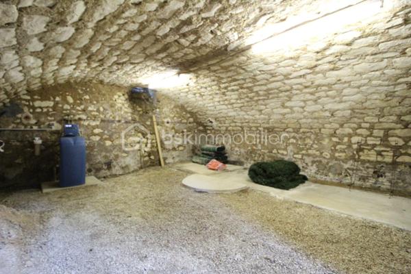 Entre Sens et Villeneuve sur Yonne , je vous invite à découvrir cette grande et magnifique fermette, entièrement rénovée et décorée avec soin. 
Alliant le charme de l'ancien et le confort d'une rénovation moderne, cette propriété offre des prestations de qualité dans un environnement paisible.

Le rez-de-chaussée s'ouvre sur une entrée fonctionnelle équipée de placards, menant à une pièce de vie lumineuse et conviviale. Vous y trouverez une cuisine entièrement aménagée et équipée, ouverte sur un salon-séjour chaleureux agrémenté d'un poêle à granulés récent. Ce niveau propose également une vie de plain-pied avec une chambre confortable, une salle d’eau moderne dotée d'une douche à l'italienne et un WC indépendant. Une grande buanderie ainsi qu'un vaste garage attenant complètent cet étage.

L'étage est dédié à l'espace nuit et à la détente. Un palier dessert trois belles chambres, toutes équipées de placards intégrés, ainsi qu'une seconde salle d'eau avec cabine de douche. Un espace de repos intimiste et une mezzanine avec rangements viennent parfaire ce niveau, offrant des volumes généreux et une atmosphère sereine.

À l'extérieur, le terrain plat et clos se divise en deux parcelles distinctes :
La première, située à l'avant, accueille un second garage indépendant ainsi qu'un portail motorisé pour un accès sécurisé et facilité. La seconde parcelle, située à l'arrière de la maison, offre un espace de verdure idéal pour vos moments de détente en toute intimité.

Ce bien rare où il ne reste qu'à poser vos valises, saura vous séduire par son authenticité et ses finitions soignées.

Pour obtenir davantage de renseignements ou pour organiser une visite, n'hésitez pas à me contacter.