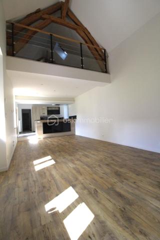 Entre Sens et Villeneuve sur Yonne , je vous invite à découvrir cette grande et magnifique fermette, entièrement rénovée et décorée avec soin. 
Alliant le charme de l'ancien et le confort d'une rénovation moderne, cette propriété offre des prestations de qualité dans un environnement paisible.

Le rez-de-chaussée s'ouvre sur une entrée fonctionnelle équipée de placards, menant à une pièce de vie lumineuse et conviviale. Vous y trouverez une cuisine entièrement aménagée et équipée, ouverte sur un salon-séjour chaleureux agrémenté d'un poêle à granulés récent. Ce niveau propose également une vie de plain-pied avec une chambre confortable, une salle d’eau moderne dotée d'une douche à l'italienne et un WC indépendant. Une grande buanderie ainsi qu'un vaste garage attenant complètent cet étage.

L'étage est dédié à l'espace nuit et à la détente. Un palier dessert trois belles chambres, toutes équipées de placards intégrés, ainsi qu'une seconde salle d'eau avec cabine de douche. Un espace de repos intimiste et une mezzanine avec rangements viennent parfaire ce niveau, offrant des volumes généreux et une atmosphère sereine.

À l'extérieur, le terrain plat et clos se divise en deux parcelles distinctes :
La première, située à l'avant, accueille un second garage indépendant ainsi qu'un portail motorisé pour un accès sécurisé et facilité. La seconde parcelle, située à l'arrière de la maison, offre un espace de verdure idéal pour vos moments de détente en toute intimité.

Ce bien rare où il ne reste qu'à poser vos valises, saura vous séduire par son authenticité et ses finitions soignées.

Pour obtenir davantage de renseignements ou pour organiser une visite, n'hésitez pas à me contacter.
