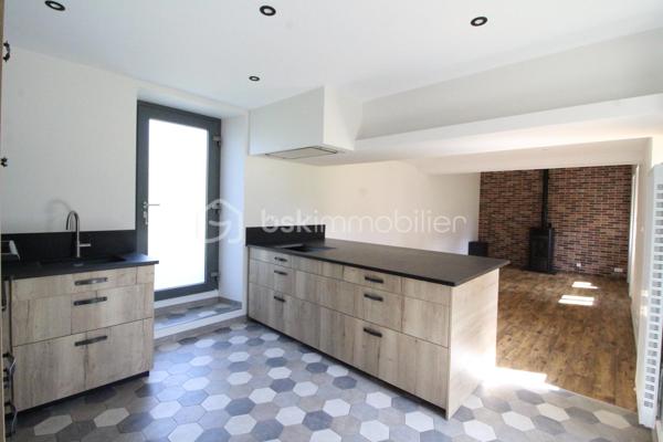 Entre Sens et Villeneuve sur Yonne , je vous invite à découvrir cette grande et magnifique fermette, entièrement rénovée et décorée avec soin. 
Alliant le charme de l'ancien et le confort d'une rénovation moderne, cette propriété offre des prestations de qualité dans un environnement paisible.

Le rez-de-chaussée s'ouvre sur une entrée fonctionnelle équipée de placards, menant à une pièce de vie lumineuse et conviviale. Vous y trouverez une cuisine entièrement aménagée et équipée, ouverte sur un salon-séjour chaleureux agrémenté d'un poêle à granulés récent. Ce niveau propose également une vie de plain-pied avec une chambre confortable, une salle d’eau moderne dotée d'une douche à l'italienne et un WC indépendant. Une grande buanderie ainsi qu'un vaste garage attenant complètent cet étage.

L'étage est dédié à l'espace nuit et à la détente. Un palier dessert trois belles chambres, toutes équipées de placards intégrés, ainsi qu'une seconde salle d'eau avec cabine de douche. Un espace de repos intimiste et une mezzanine avec rangements viennent parfaire ce niveau, offrant des volumes généreux et une atmosphère sereine.

À l'extérieur, le terrain plat et clos se divise en deux parcelles distinctes :
La première, située à l'avant, accueille un second garage indépendant ainsi qu'un portail motorisé pour un accès sécurisé et facilité. La seconde parcelle, située à l'arrière de la maison, offre un espace de verdure idéal pour vos moments de détente en toute intimité.

Ce bien rare où il ne reste qu'à poser vos valises, saura vous séduire par son authenticité et ses finitions soignées.

Pour obtenir davantage de renseignements ou pour organiser une visite, n'hésitez pas à me contacter.