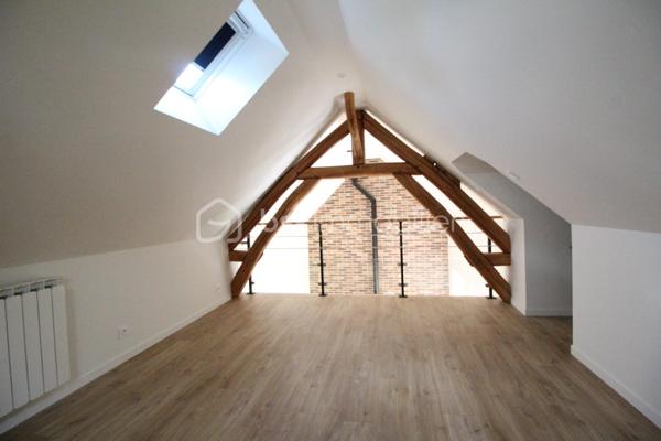 Entre Sens et Villeneuve sur Yonne , je vous invite à découvrir cette grande et magnifique fermette, entièrement rénovée et décorée avec soin. 
Alliant le charme de l'ancien et le confort d'une rénovation moderne, cette propriété offre des prestations de qualité dans un environnement paisible.

Le rez-de-chaussée s'ouvre sur une entrée fonctionnelle équipée de placards, menant à une pièce de vie lumineuse et conviviale. Vous y trouverez une cuisine entièrement aménagée et équipée, ouverte sur un salon-séjour chaleureux agrémenté d'un poêle à granulés récent. Ce niveau propose également une vie de plain-pied avec une chambre confortable, une salle d’eau moderne dotée d'une douche à l'italienne et un WC indépendant. Une grande buanderie ainsi qu'un vaste garage attenant complètent cet étage.

L'étage est dédié à l'espace nuit et à la détente. Un palier dessert trois belles chambres, toutes équipées de placards intégrés, ainsi qu'une seconde salle d'eau avec cabine de douche. Un espace de repos intimiste et une mezzanine avec rangements viennent parfaire ce niveau, offrant des volumes généreux et une atmosphère sereine.

À l'extérieur, le terrain plat et clos se divise en deux parcelles distinctes :
La première, située à l'avant, accueille un second garage indépendant ainsi qu'un portail motorisé pour un accès sécurisé et facilité. La seconde parcelle, située à l'arrière de la maison, offre un espace de verdure idéal pour vos moments de détente en toute intimité.

Ce bien rare où il ne reste qu'à poser vos valises, saura vous séduire par son authenticité et ses finitions soignées.

Pour obtenir davantage de renseignements ou pour organiser une visite, n'hésitez pas à me contacter.