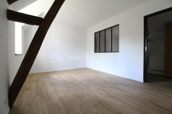 Entre Sens et Villeneuve sur Yonne , je vous invite à découvrir cette grande et magnifique fermette, entièrement rénovée et décorée avec soin. 
Alliant le charme de l'ancien et le confort d'une rénovation moderne, cette propriété offre des prestations de qualité dans un environnement paisible.

Le rez-de-chaussée s'ouvre sur une entrée fonctionnelle équipée de placards, menant à une pièce de vie lumineuse et conviviale. Vous y trouverez une cuisine entièrement aménagée et équipée, ouverte sur un salon-séjour chaleureux agrémenté d'un poêle à granulés récent. Ce niveau propose également une vie de plain-pied avec une chambre confortable, une salle d’eau moderne dotée d'une douche à l'italienne et un WC indépendant. Une grande buanderie ainsi qu'un vaste garage attenant complètent cet étage.

L'étage est dédié à l'espace nuit et à la détente. Un palier dessert trois belles chambres, toutes équipées de placards intégrés, ainsi qu'une seconde salle d'eau avec cabine de douche. Un espace de repos intimiste et une mezzanine avec rangements viennent parfaire ce niveau, offrant des volumes généreux et une atmosphère sereine.

À l'extérieur, le terrain plat et clos se divise en deux parcelles distinctes :
La première, située à l'avant, accueille un second garage indépendant ainsi qu'un portail motorisé pour un accès sécurisé et facilité. La seconde parcelle, située à l'arrière de la maison, offre un espace de verdure idéal pour vos moments de détente en toute intimité.

Ce bien rare où il ne reste qu'à poser vos valises, saura vous séduire par son authenticité et ses finitions soignées.

Pour obtenir davantage de renseignements ou pour organiser une visite, n'hésitez pas à me contacter.
