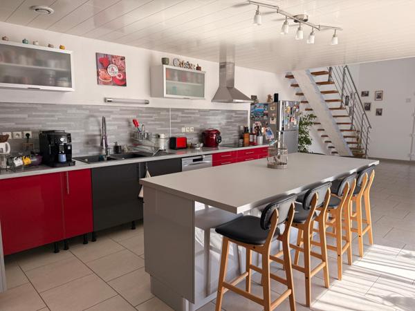 Maison de 182 m2 rénovée, 3 ch, dépendances et terrain