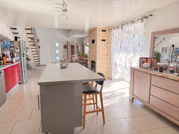 Maison de 182 m2 rénovée, 3 ch, dépendances et terrain