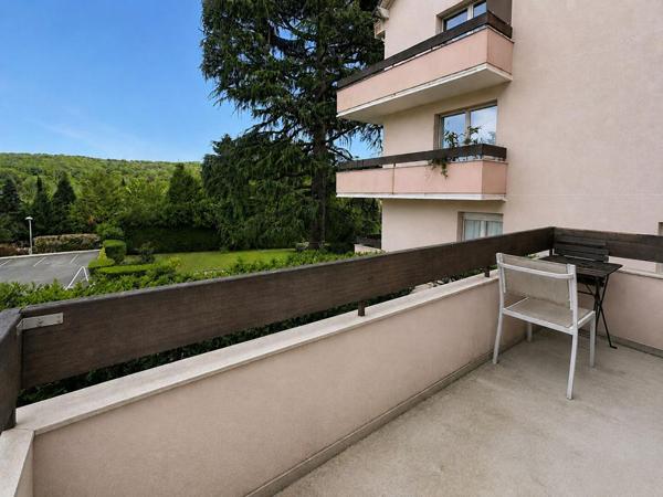 T2 AVEC TERRASSE, PARKING ET VUE FORÊT  AUCUN VIS-À-VIS
