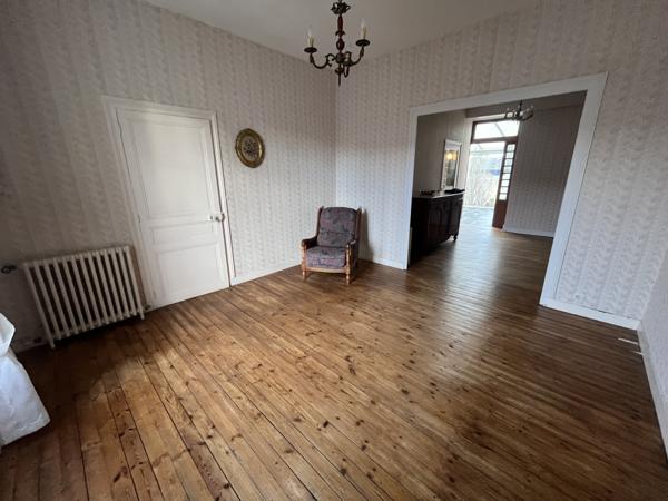 Thouars (79100) ref 99490 A Saisir ! THOUARS Centre proche commerces, belle maison de 1900 de 115 m2 avec jardin