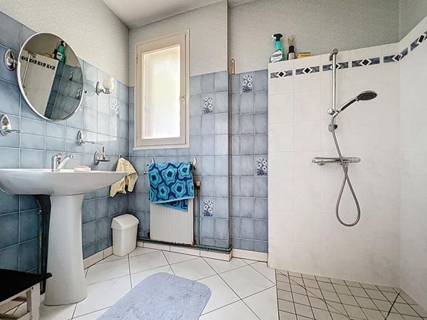 A vendre - Maison 4 chambres de 113 m² avec vie de plain-pied, jardin et garage "Angers Les Banchais"