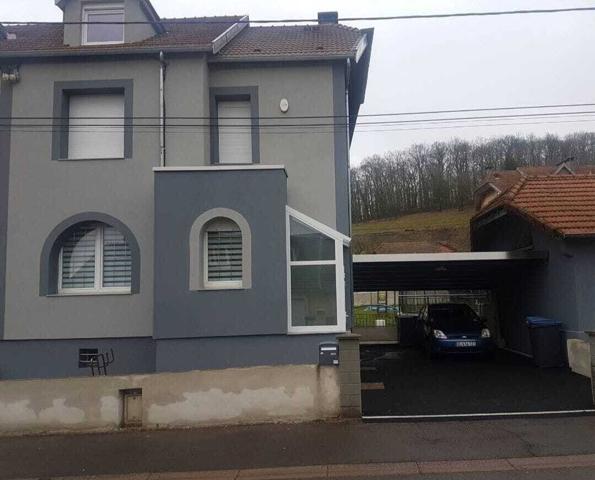 À vendre – Maison familiale avec terrain et dépendances.