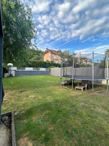 À vendre – Maison familiale avec terrain et dépendances.