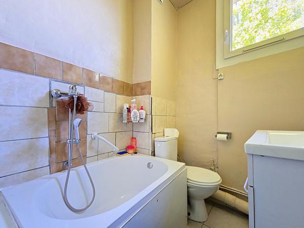 Maison de ville 3 chambres au cœur de Bédarieux – Bon état général avec balcons et buanderie