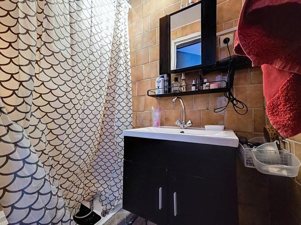 Maison de ville 3 chambres au cœur de Bédarieux – Bon état général avec balcons et buanderie