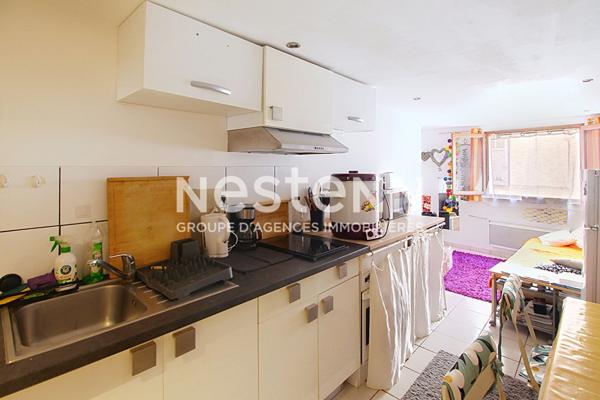 A VENDRE ! Un immeuble rénové de 122 m² avec trois appartements