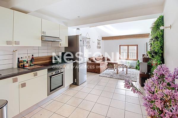 A VENDRE ! Un immeuble rénové de 122 m² avec trois appartements