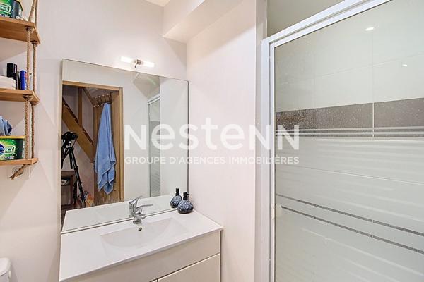 A VENDRE ! Un immeuble rénové de 122 m² avec trois appartements