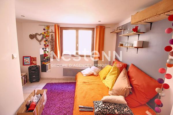 A VENDRE ! Un immeuble rénové de 122 m² avec trois appartements