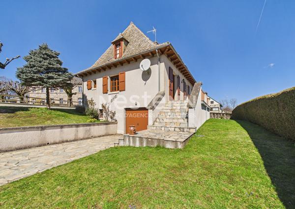 A vendre à 25 minutes d'Aurillac, à Badailhac, sur terrain de 980 m², maison de type 5 d'une surface d'environ 126 m² sur sous sol complet.