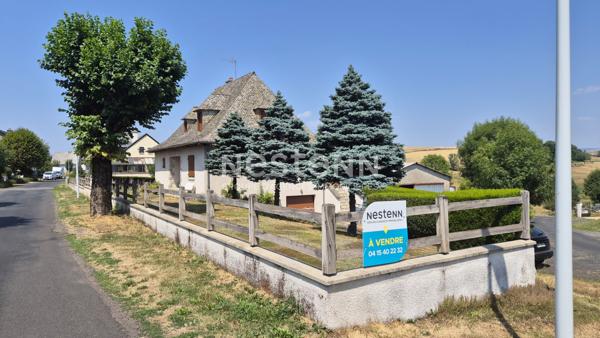 A vendre à 25 minutes d'Aurillac, à Badailhac, sur terrain de 980 m², maison de type 5 d'une surface d'environ 126 m² sur sous sol complet.