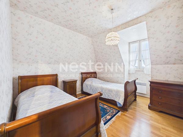 A vendre à 25 minutes d'Aurillac, à Badailhac, sur terrain de 980 m², maison de type 5 d'une surface d'environ 126 m² sur sous sol complet.