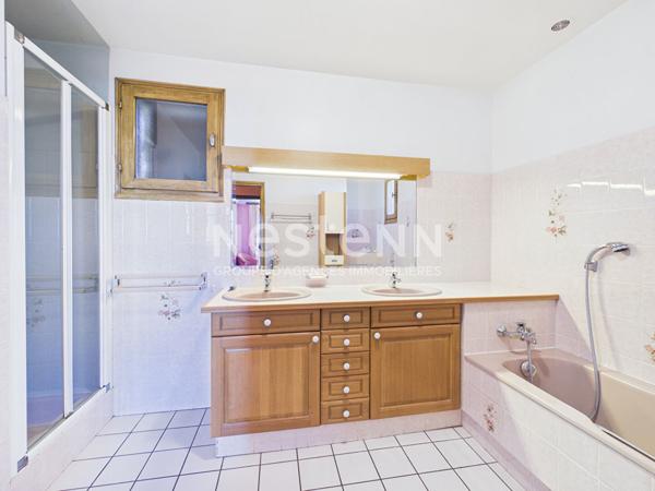 A vendre à 25 minutes d'Aurillac, à Badailhac, sur terrain de 980 m², maison de type 5 d'une surface d'environ 126 m² sur sous sol complet.