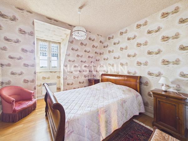 A vendre à 25 minutes d'Aurillac, à Badailhac, sur terrain de 980 m², maison de type 5 d'une surface d'environ 126 m² sur sous sol complet.
