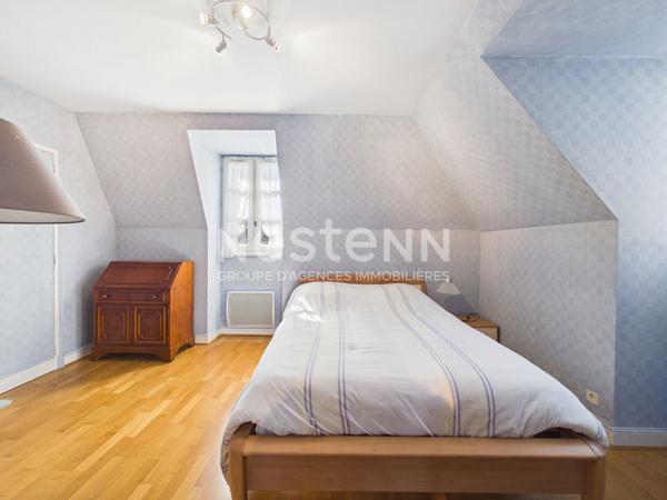 A vendre à 25 minutes d'Aurillac, à Badailhac, sur terrain de 980 m², maison de type 5 d'une surface d'environ 126 m² sur sous sol complet.