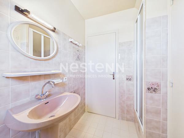 A vendre à 25 minutes d'Aurillac, à Badailhac, sur terrain de 980 m², maison de type 5 d'une surface d'environ 126 m² sur sous sol complet.