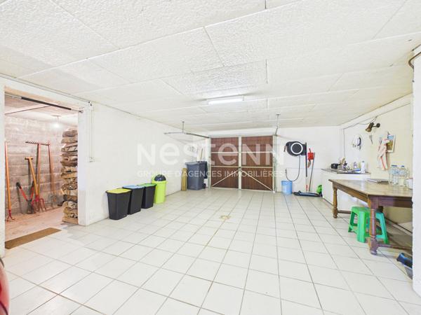 A vendre à 25 minutes d'Aurillac, à Badailhac, sur terrain de 980 m², maison de type 5 d'une surface d'environ 126 m² sur sous sol complet.