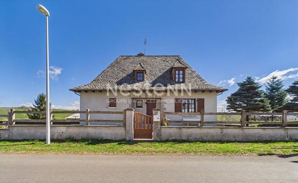 A vendre à 25 minutes d'Aurillac, à Badailhac, sur terrain de 980 m², maison de type 5 d'une surface d'environ 126 m² sur sous sol complet.