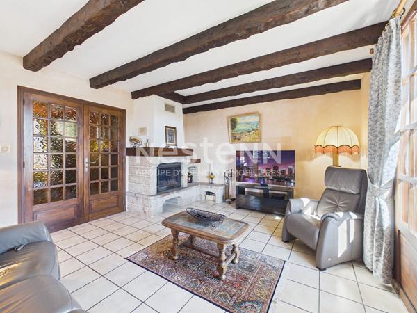 A vendre à 25 minutes d'Aurillac, à Badailhac, sur terrain de 980 m², maison de type 5 d'une surface d'environ 126 m² sur sous sol complet.